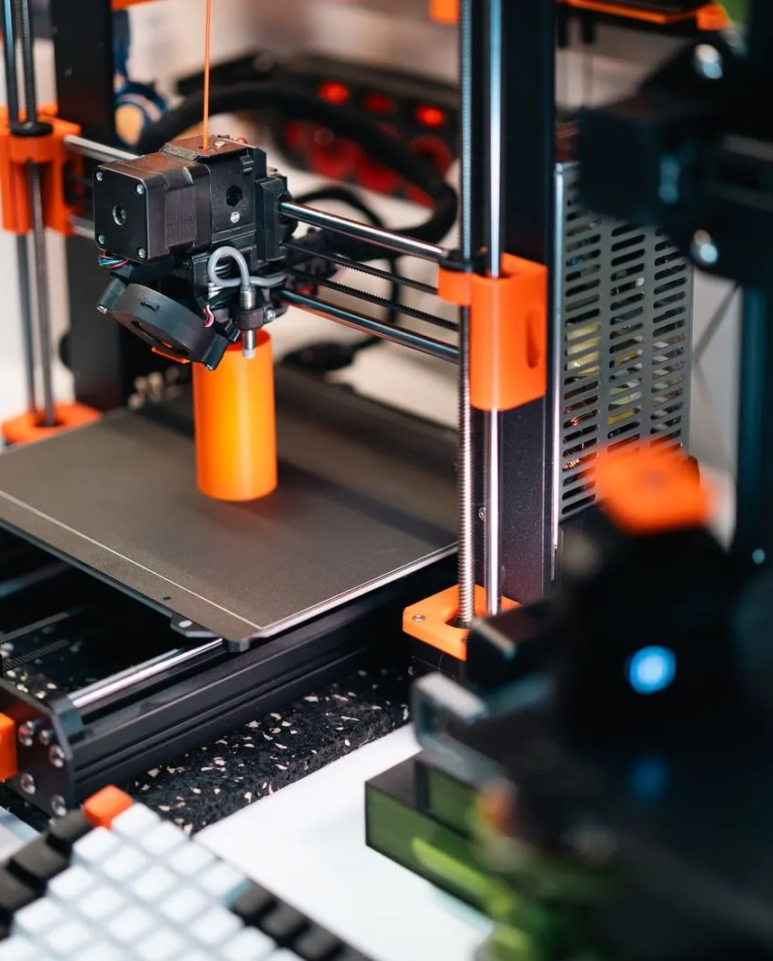 Fiziksel parçanın 3D taramadan CAD modeline, baskılı prototipe ve XR görselleştirmeye dönüşümü.